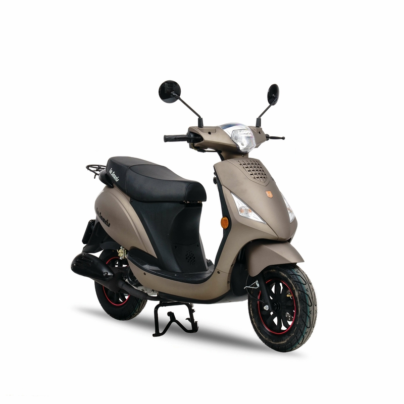 Een titanium kleurige scooter