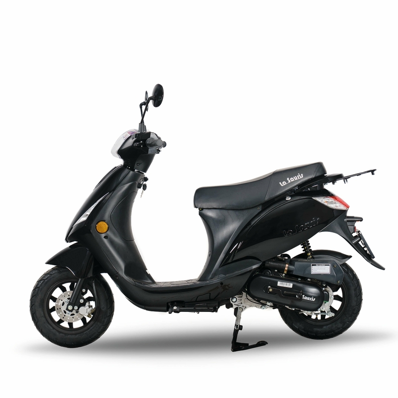 Zijkant zwarte scooter